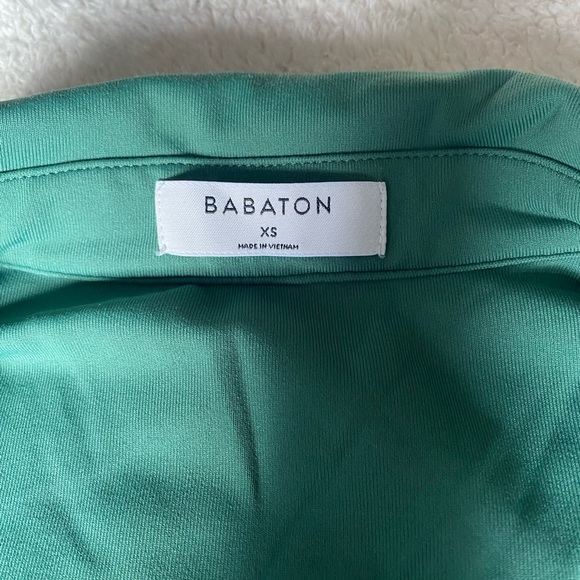 Aritzia- Babaton v-neck cropped t shirt - Picture 3 of 3